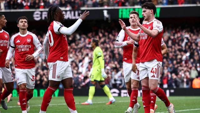 Gelandang Arsenal, Declan Rice (kanan), merayakan gol yang dicetaknya ke gawang West Ham United dalam laga lanjutan Premier League 2025/2026 di Emirates Stadium, Sabtu (4/10/2025) malam WIB.
