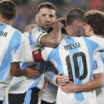 Timnas Argentina merayakan gol Lionel Messi ke gawang Venezuela,