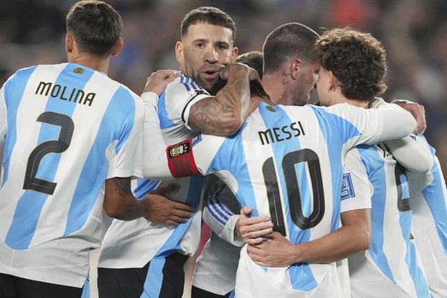 Timnas Argentina merayakan gol Lionel Messi ke gawang Venezuela,