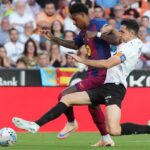 Cesar Tarrega menekan Marcus Rashford dalam laga Liga Spanyol antara Valencia vs Barcelona di Mestalla, 24 Mei 2026