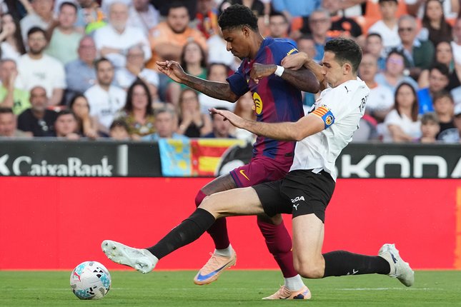 Cesar Tarrega menekan Marcus Rashford dalam laga Liga Spanyol antara Valencia vs Barcelona di Mestalla, 24 Mei 2026