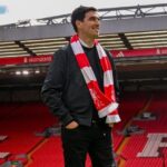 Andoni Iraola berpose di Anfield usai diperkenalkan sebagai manajer baru Liverpool