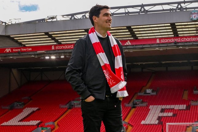 Andoni Iraola berpose di Anfield usai diperkenalkan sebagai manajer baru Liverpool